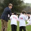 Monter une tente avec les yeux bandés, pas évident... Le prince William, duc de Cambridge, effectuait le lancement du Skillforce Prince William Award à l'occasion d'une visite dans une école primaire du Pays de Galles à Abergavenny le 1er mars 2017.