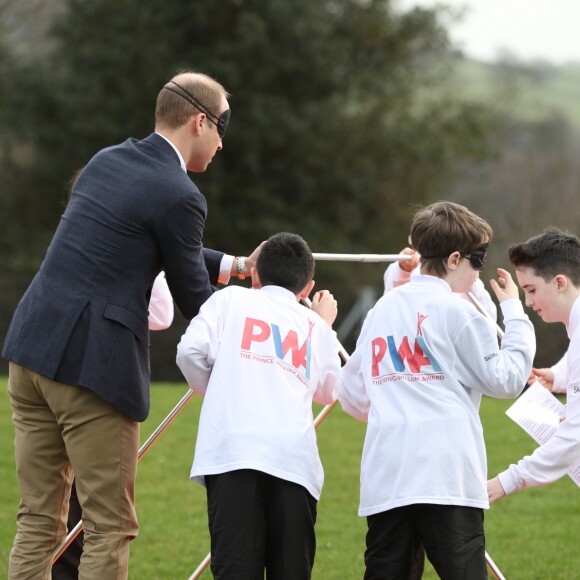 Monter une tente avec les yeux bandés, pas évident... Le prince William, duc de Cambridge, effectuait le lancement du Skillforce Prince William Award à l'occasion d'une visite dans une école primaire du Pays de Galles à Abergavenny le 1er mars 2017.