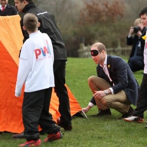 Monter une tente avec les yeux bandés, pas évident... Le prince William, duc de Cambridge, effectuait le lancement du Skillforce Prince William Award à l'occasion d'une visite dans une école primaire du Pays de Galles à Abergavenny le 1er mars 2017.