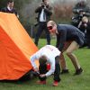 Monter une tente avec les yeux bandés, pas évident... Le prince William, duc de Cambridge, effectuait le lancement du Skillforce Prince William Award à l'occasion d'une visite dans une école primaire du Pays de Galles à Abergavenny le 1er mars 2017.