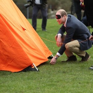 Monter une tente avec les yeux bandés, pas évident... Le prince William, duc de Cambridge, effectuait le lancement du Skillforce Prince William Award à l'occasion d'une visite dans une école primaire du Pays de Galles à Abergavenny le 1er mars 2017.