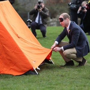 Monter une tente avec les yeux bandés, pas évident... Le prince William, duc de Cambridge, effectuait le lancement du Skillforce Prince William Award à l'occasion d'une visite dans une école primaire du Pays de Galles à Abergavenny le 1er mars 2017.