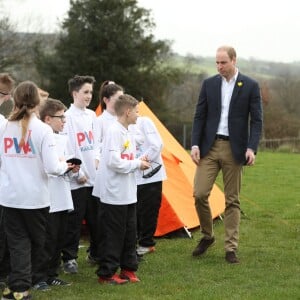 Monter une tente avec les yeux bandés, pas évident... Le prince William, duc de Cambridge, effectuait le lancement du Skillforce Prince William Award à l'occasion d'une visite dans une école primaire du Pays de Galles à Abergavenny le 1er mars 2017.