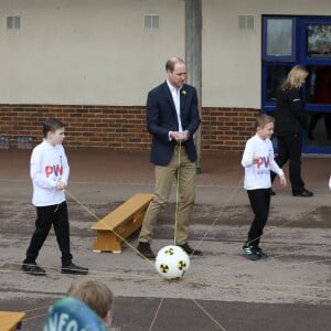 Le prince William, duc de Cambridge, effectuait le lancement du Skillforce Prince William Award à l'occasion d'une visite dans une école primaire du Pays de Galles à Abergavenny le 1er mars 2017.