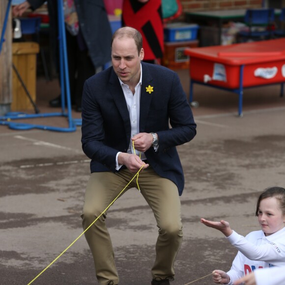 Le prince William, duc de Cambridge, effectuait le lancement du Skillforce Prince William Award à l'occasion d'une visite dans une école primaire du Pays de Galles à Abergavenny le 1er mars 2017.