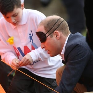 Monter une tente avec les yeux bandés, pas évident... Le prince William, duc de Cambridge, effectuait le lancement du Skillforce Prince William Award à l'occasion d'une visite dans une école primaire du Pays de Galles à Abergavenny le 1er mars 2017.