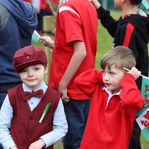 La venue du duc de Cambridge coïncidait avec la saint David, saint patron du Pays de Galles. Le prince William, duc de Cambridge, effectuait le lancement du Skillforce Prince William Award à l'occasion d'une visite dans une école primaire du Pays de Galles à Abergavenny le 1er mars 2017.