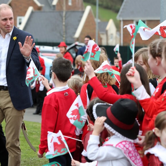 La venue du duc de Cambridge coïncidait avec la saint David, saint patron du Pays de Galles. Le prince William, duc de Cambridge, effectuait le lancement du Skillforce Prince William Award à l'occasion d'une visite dans une école primaire du Pays de Galles à Abergavenny le 1er mars 2017.