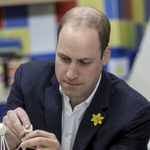 Avec trois pailles et deux chamallows, le duc de Cambridge vous fait une réplique de la Tour de Londres ! Le prince William, duc de Cambridge, effectuait le lancement du Skillforce Prince William Award à l'occasion d'une visite dans une école primaire du Pays de Galles à Abergavenny le 1er mars 2017.