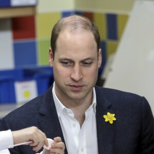 Avec trois pailles et deux chamallows, le duc de Cambridge vous fait une réplique de la Tour de Londres ! Le prince William, duc de Cambridge, effectuait le lancement du Skillforce Prince William Award à l'occasion d'une visite dans une école primaire du Pays de Galles à Abergavenny le 1er mars 2017.