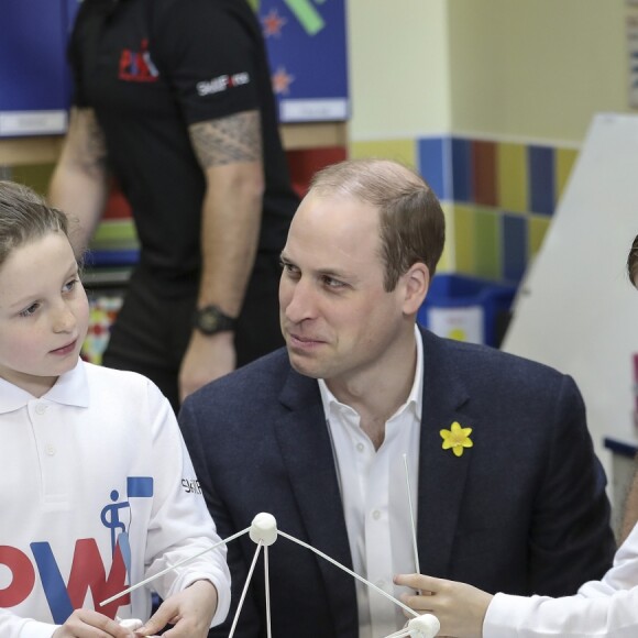 Avec trois pailles et deux chamallows, le duc de Cambridge vous fait une réplique de la Tour de Londres ! Le prince William, duc de Cambridge, effectuait le lancement du Skillforce Prince William Award à l'occasion d'une visite dans une école primaire du Pays de Galles à Abergavenny le 1er mars 2017.