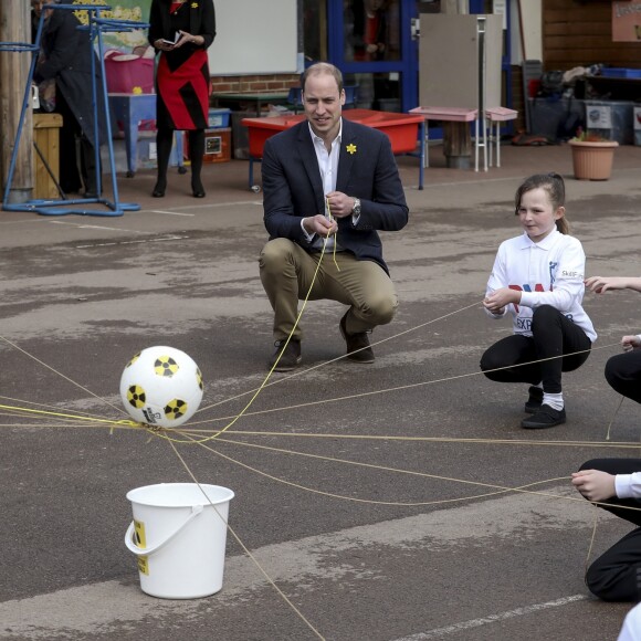 Le prince William, duc de Cambridge, effectuait le lancement du Skillforce Prince William Award à l'occasion d'une visite dans une école primaire du Pays de Galles à Abergavenny le 1er mars 2017.