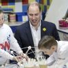 Avec trois pailles et deux chamallows, le duc de Cambridge vous fait une réplique de la Tour de Londres ! Le prince William, duc de Cambridge, effectuait le lancement du Skillforce Prince William Award à l'occasion d'une visite dans une école primaire du Pays de Galles à Abergavenny le 1er mars 2017.