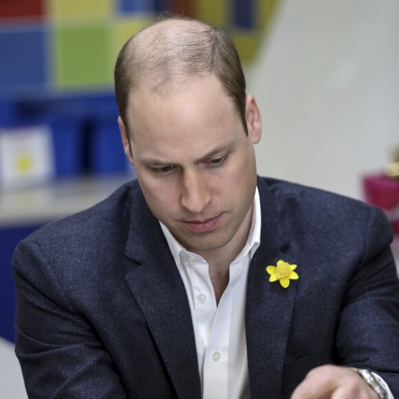 Avec trois pailles et deux chamallows, le duc de Cambridge vous fait une réplique de la Tour de Londres ! Le prince William, duc de Cambridge, effectuait le lancement du Skillforce Prince William Award à l'occasion d'une visite dans une école primaire du Pays de Galles à Abergavenny le 1er mars 2017.