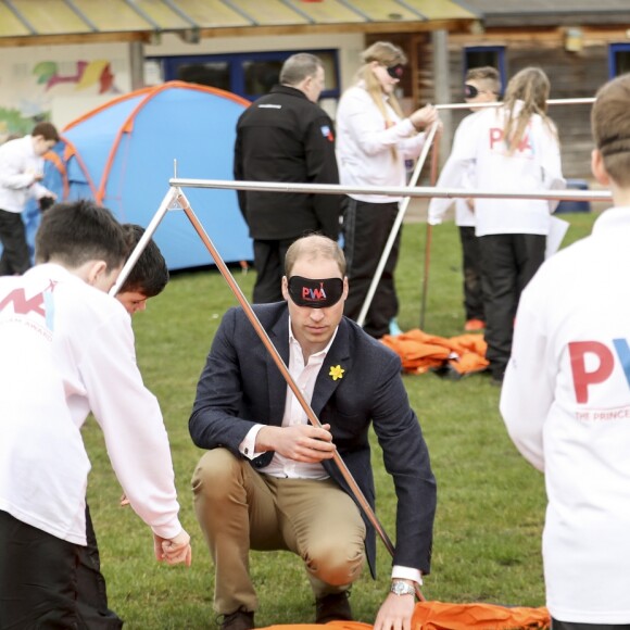 Monter une tente avec les yeux bandés, pas évident... Le prince William, duc de Cambridge, effectuait le lancement du Skillforce Prince William Award à l'occasion d'une visite dans une école primaire du Pays de Galles à Abergavenny le 1er mars 2017.