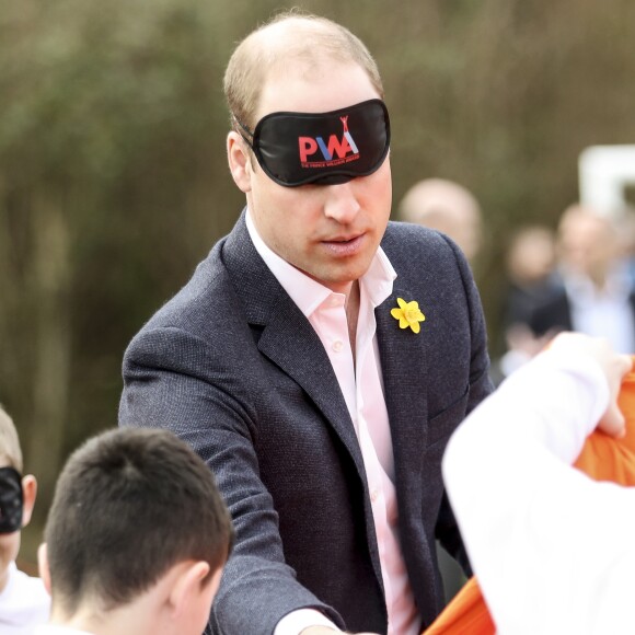 Monter une tente avec les yeux bandés, pas évident... Le prince William, duc de Cambridge, effectuait le lancement du Skillforce Prince William Award à l'occasion d'une visite dans une école primaire du Pays de Galles à Abergavenny le 1er mars 2017.