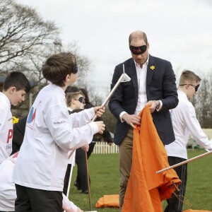 Monter une tente avec les yeux bandés, pas évident... Le prince William, duc de Cambridge, effectuait le lancement du Skillforce Prince William Award à l'occasion d'une visite dans une école primaire du Pays de Galles à Abergavenny le 1er mars 2017.