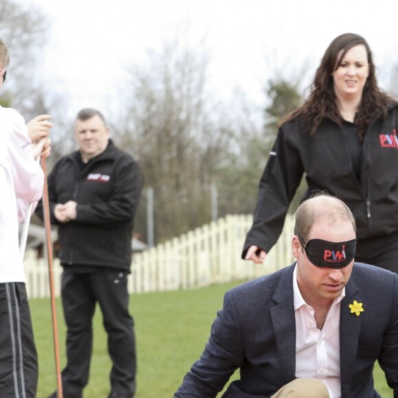 Monter une tente avec les yeux bandés, pas évident... Le prince William, duc de Cambridge, effectuait le lancement du Skillforce Prince William Award à l'occasion d'une visite dans une école primaire du Pays de Galles à Abergavenny le 1er mars 2017.