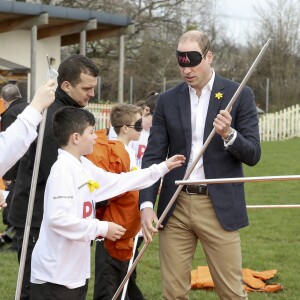 Monter une tente avec les yeux bandés, pas évident... Le prince William, duc de Cambridge, effectuait le lancement du Skillforce Prince William Award à l'occasion d'une visite dans une école primaire du Pays de Galles à Abergavenny le 1er mars 2017.