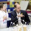 Avec trois pailles et deux chamallows, le duc de Cambridge vous fait une réplique de la Tour de Londres ! Le prince William, duc de Cambridge, effectuait le lancement du Skillforce Prince William Award à l'occasion d'une visite dans une école primaire du Pays de Galles à Abergavenny le 1er mars 2017.
