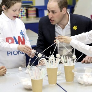 Le prince William, duc de Cambridge, effectuait le lancement du Skillforce Prince William Award à l'occasion d'une visite dans une école primaire du Pays de Galles à Abergavenny le 1er mars 2017.