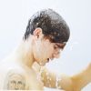 Antone Griezmann sous la douche pour la nouvelle campagne Head & Shoulders. Le footballeur français a été annoncé en mars 2017 comme le nouvel ambassadeur de la marque de shampoings Head & Shoulders.
