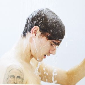 Antone Griezmann sous la douche pour la nouvelle campagne Head & Shoulders. Le footballeur français a été annoncé en mars 2017 comme le nouvel ambassadeur de la marque de shampoings Head & Shoulders.
