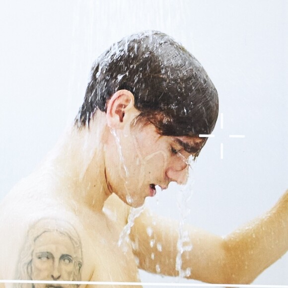 Antone Griezmann sous la douche pour la nouvelle campagne Head & Shoulders. Le footballeur français a été annoncé en mars 2017 comme le nouvel ambassadeur de la marque de shampoings Head & Shoulders.