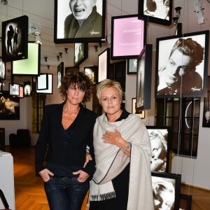 Exclusif - Anne Le Nen et Muriel Robin à la Soirée de la présentation du "Nouvel écrin Studio Harcourt" à Paris le 17 octobre 2016. Le mythique studio photo parisien revient dans son quartier d'origine, le XVIème arrondissement, et pose ses valises dans un hôtel particulier de la rue de Lota. On y va pour ? Le portrait unique en noir et blanc, le nouvel espace d'exposition et le Café Harcourt by Dalloyau. © Coadic Guirec/Bestimage