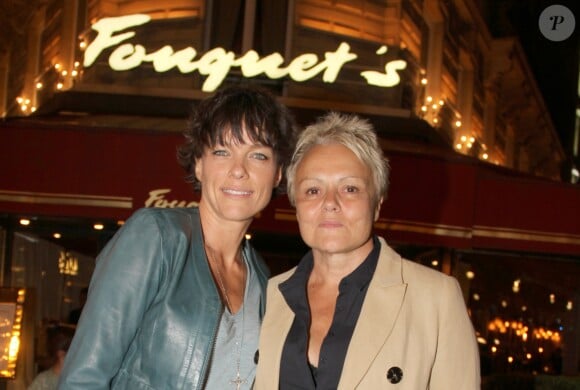Exclusif - Muriel Robin et sa compagne Anne Le Nen au Fouquet's à Paris le 30 mai 2015.