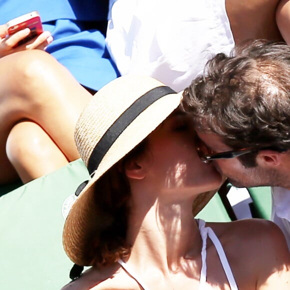 Doria Tillier et son compagnon Nicolas Bedos dans les tribunes lors de la finale des Internationaux de tennis de Roland-Garros à Paris, le 6 juin 2015.