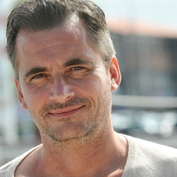 Olivier Minne pose pour le photocall de la serie ' A Tort Ou A Raison ' durant le 15e Festival de la Fiction Tv de La Rochelle le 13 septembre 2013.