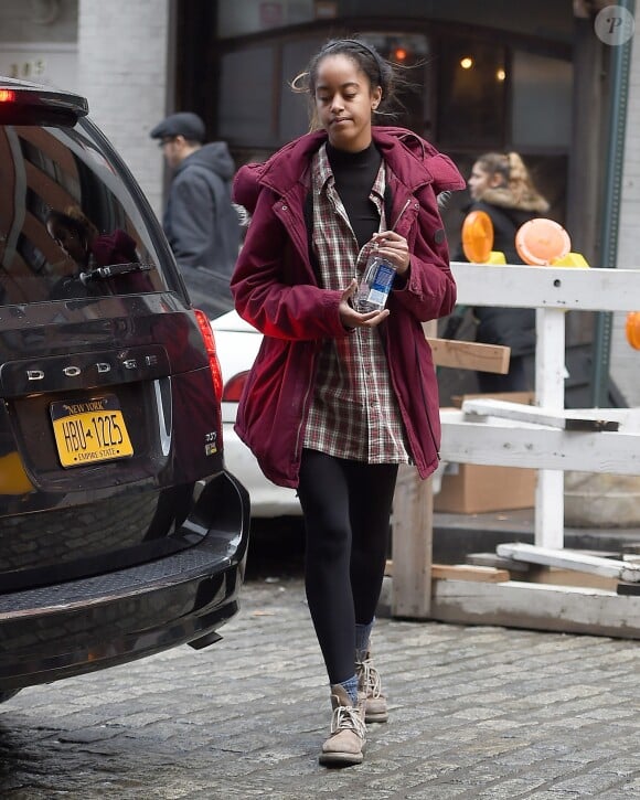 Malia Obama se promène et tente de se cacher des photographes à New York, le 08 février 2017. © CPA/Bestimage