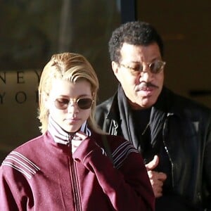 Lionel Richie fait du shopping avec sa fille Sofia Richie à Barney's New York à Beverly Hills. Sofia porte des claquettes en fourrure. Le 5 mars 2017