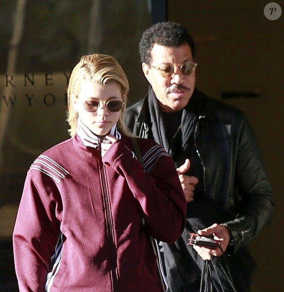 Lionel Richie fait du shopping avec sa fille Sofia Richie à Barney's New York à Beverly Hills. Sofia porte des claquettes en fourrure. Le 5 mars 2017