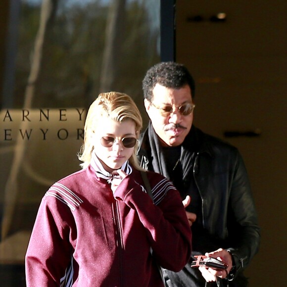 Lionel Richie fait du shopping avec sa fille Sofia Richie à Barney's New York à Beverly Hills. Sofia porte des claquettes en fourrure. Le 5 mars 2017