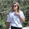 Exclusif - Sofia Richie se balade avec un ami à TreePeople Park à Los Angeles. Elle porte un t-shirt avec une photo de K.Moss. Le 3 mars 2017