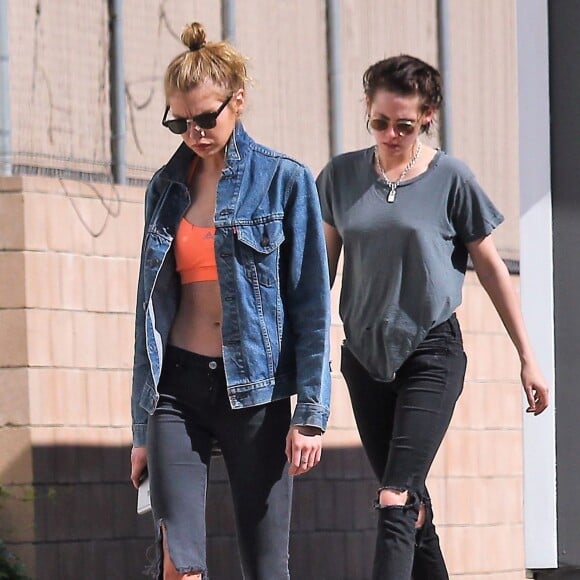Exclusif - Kristen Stewart se balade le jour de la Saint Valentin avec sa compagne Stella Maxwell à Los Angeles. Stella a acheté des fleurs pour Kristen et le couple est ensuite aller dans un spa. Le 14 février 2017.