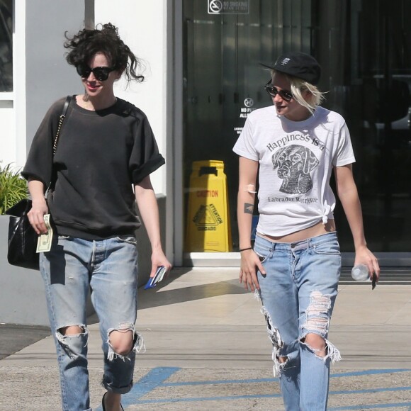 Exclusif - Kristen Stewart et sa compagne St. Vincent sortent d'un centre médical à Burbank le 22 octobre 2016.