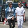 Exclusif - Kristen Stewart et sa compagne Alicia Cargile se promènent main dans la main dans les rues de Los Angeles. Le couple s'est ensuite rendu dans un centre animalier pour acheter des jouets pour leur chien. Le 27 août 2016.