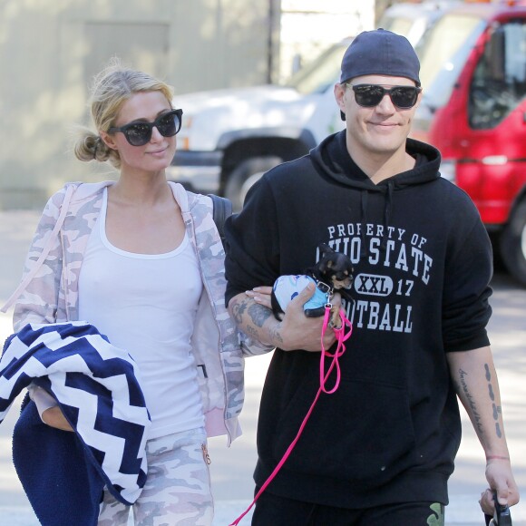 Exclusif - Paris Hilton se promène avec son compagnon Chris Zylka et ses chiens dans les rues de Los Angeles. Le 28 février 2017
