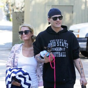 Exclusif - Paris Hilton se promène avec son compagnon Chris Zylka et ses chiens dans les rues de Los Angeles. Le 28 février 2017