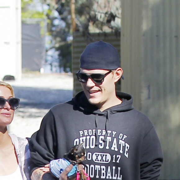 Exclusif - Paris Hilton se promène avec son compagnon Chris Zylka et ses chiens dans les rues de Los Angeles. Le 28 février 2017