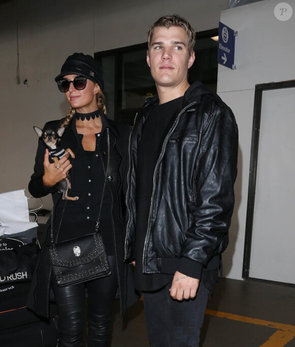 Paris Hilton et son nouveau compagnon Chris Zylka arrivent à l'aéroport de LAX à Los Angeles, le 19 février 2017