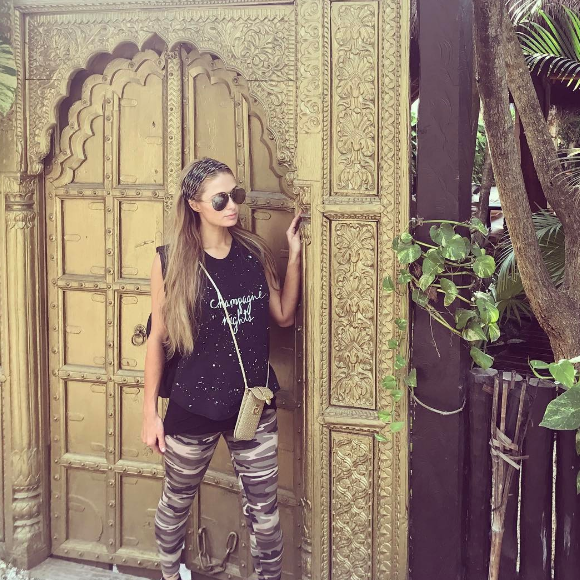 Paris Hilton a troqué ses talons hauts pour découvrir Tulum avec son amoureux Chris Zylka. Photo publiée sur Instagram le 11 mars 2017