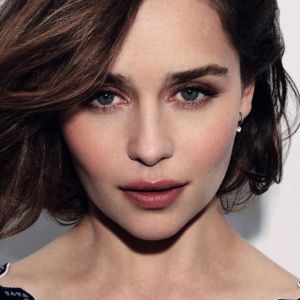 Emilia Clarke est le visage du parfum Eau de Toilette The One de Dolce & Gabbana, disponible en septembre.