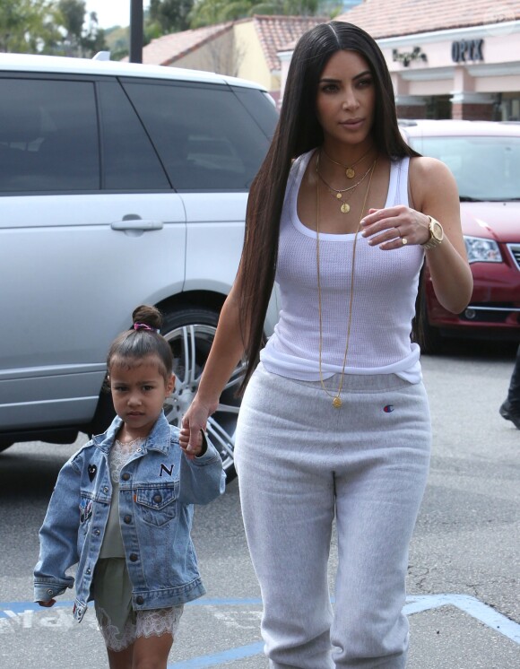 Kim Kardashian et sa fille North West arrivent dans les studios de tournage pour leur émission 'Keeping Up With The Kardashian's' à Los Angeles le 10 mars 2017.