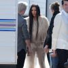 Kim Kardashian porte une robe beige en voile très transparent sur le tournage de 'Ocean's Eight' à Los Angeles, le 6 mars 2017