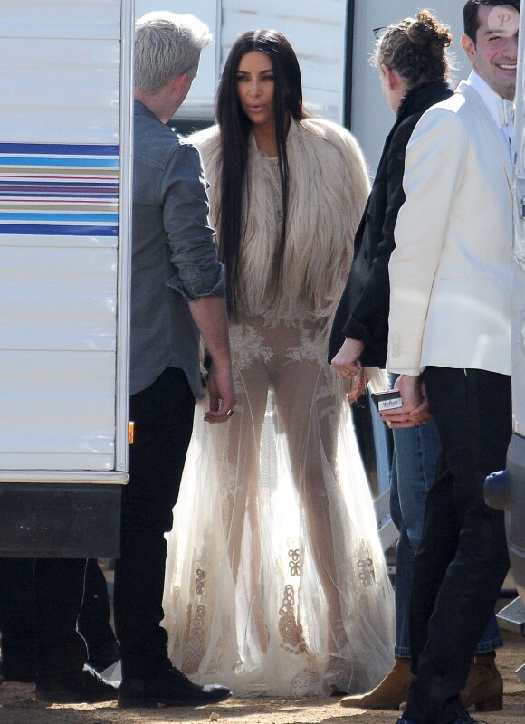 Kim Kardashian porte une robe beige en voile très transparent sur le tournage de 'Ocean's Eight' à Los Angeles, le 6 mars 2017