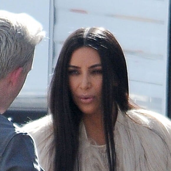 Kim Kardashian porte une robe beige en voile très transparent sur le tournage de 'Ocean's Eight' à Los Angeles, le 6 mars 2017